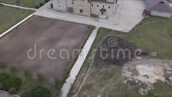 空中无人机射击修道院是的视频的预览图