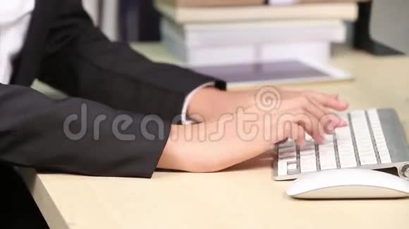 智能办公室清洁手的键盘工作视频的预览图