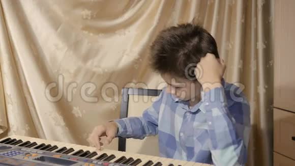 快乐少年在电子钢琴上演奏视频的预览图