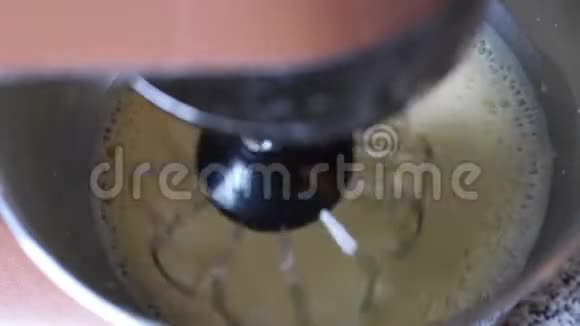 在食品加工机中搅拌面团视频的预览图