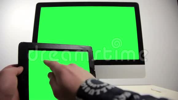 在平板电脑和电脑上工作的人视频的预览图