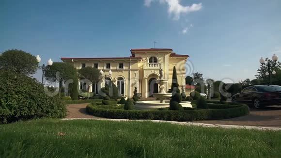 豪华的波兰房子和喷泉雕像视频的预览图