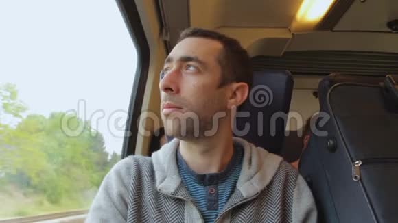 年轻人坐火车看着窗外视频的预览图