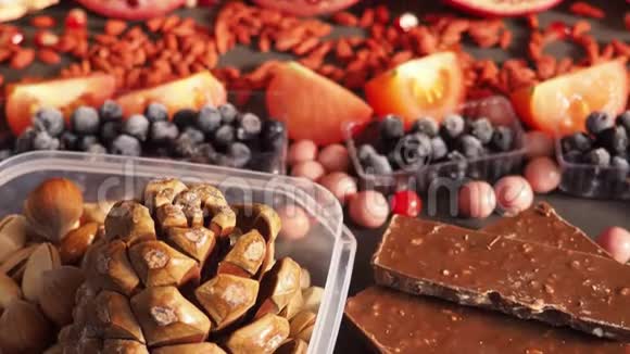 混合新鲜水果浆果坚果富含白藜芦醇原料的巧克力红色水果的营养背景视频的预览图