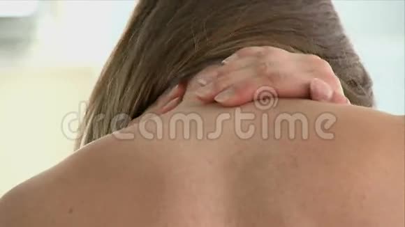 靠近一个脖子疼的女人视频的预览图