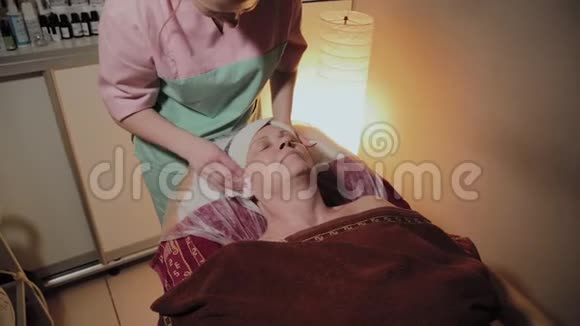 一名专业美容师为一名老年妇女的面部准备手术Cosmetet创新视频的预览图