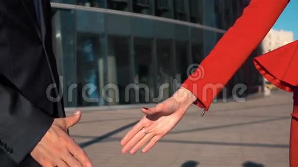 商业伙伴男人和女人握手视频的预览图