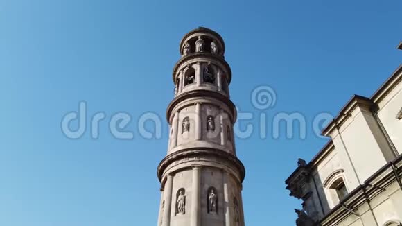乌格纳诺贝加莫意大利村中心主教堂钟楼景观视频的预览图