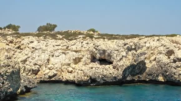 塞浦路斯地中海沿岸AyiaNapa附近的海浪视频的预览图