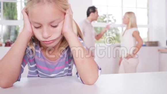 小女孩在打架的父母面前显得沮丧视频的预览图