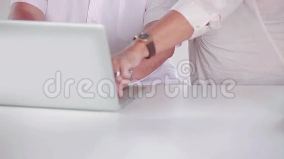 老人和伴侣一起学习使用笔记本电脑视频的预览图