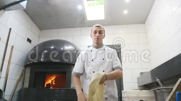 厨师把披萨面团在空中旋转视频的预览图