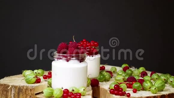 在白色背景的玻璃特写中加入草莓的瓶装奶酪甜点健康早餐视频的预览图