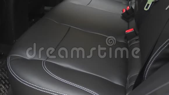 车内人造皮革后座漂亮的皮车内饰设计汽车里的豪华皮革座椅黑色视频的预览图