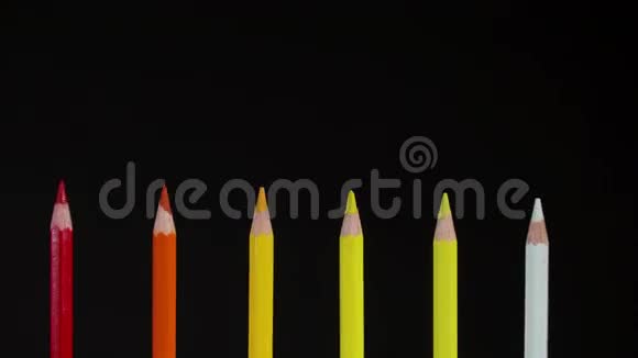 五颜六色的木制铅笔多利射击视频的预览图