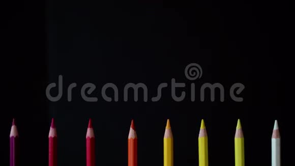 五颜六色的木制铅笔多利射击视频的预览图