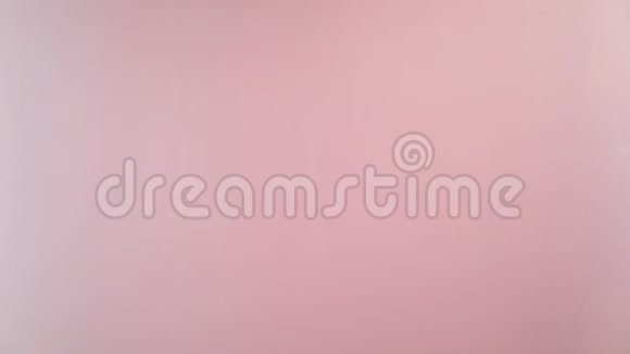 在4K的粉红色背景上流动粉红色油漆视频的预览图