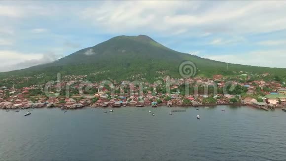 印度尼西亚Ternate热带岛屿与Gamalama火山的鸟瞰图视频的预览图