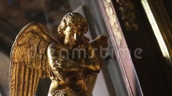金色天使雕像象征自由视频的预览图