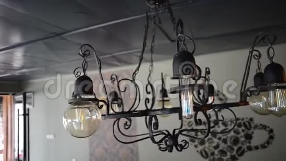 老式金属吊灯视频的预览图