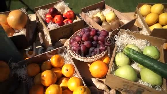 新鲜的水果和蔬菜放在桌子上视频的预览图