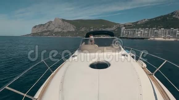 人驾驶游艇视频的预览图