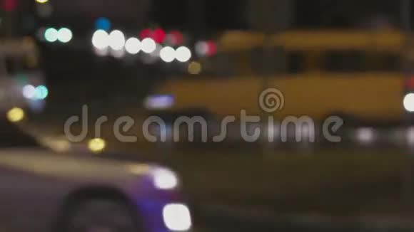 夜间红绿灯离焦汽车在车灯的照射下前进视频的预览图