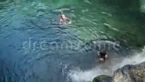 小女孩在瀑布里游泳视频的预览图