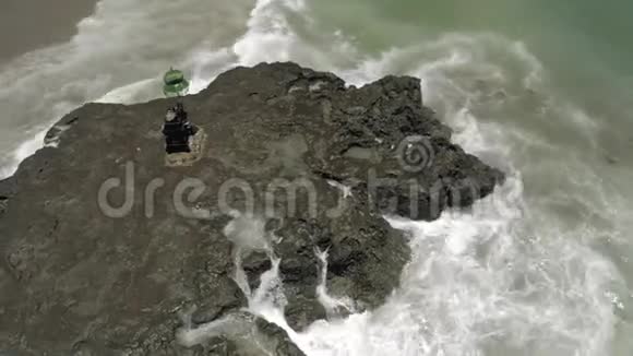 BatuBalong海滩巴厘岛4K无人机飞行视频的预览图