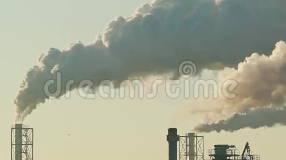 从工厂烟囱里喷出的烟雾视频的预览图
