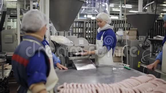 肉行业香肠的生产肉店香肠的生产肉类制剂健康食品视频的预览图