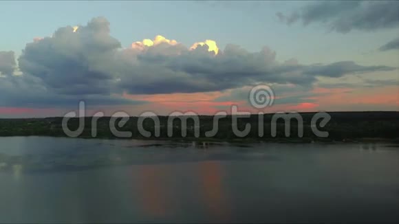 日落时天空中的云背景视频的预览图