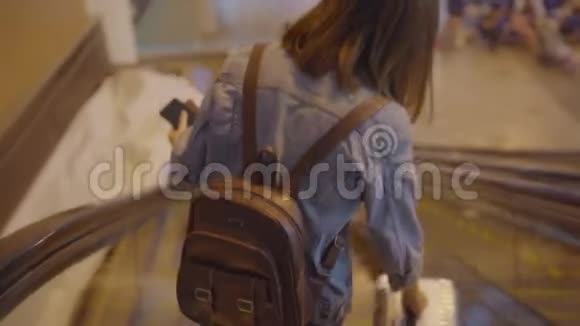 快乐的亚洲女人在登机时使用手推车或手推车随身携带许多行李视频的预览图