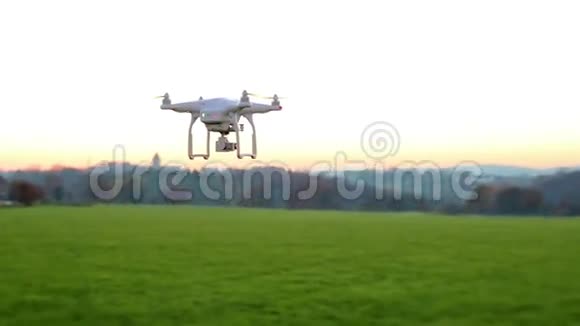 现代RC无机无人机钻机四重机相机在清晰的S上飞行视频的预览图