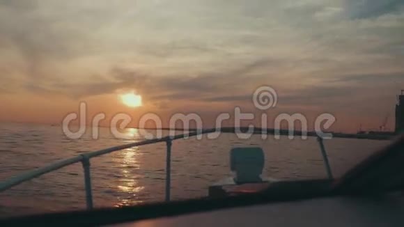 船缓缓驶向夏日美丽的夕阳海洋自然浪漫的夜晚视频的预览图