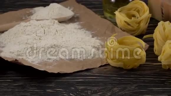 木制背景的意大利面鸡蛋油和面粉视频的预览图