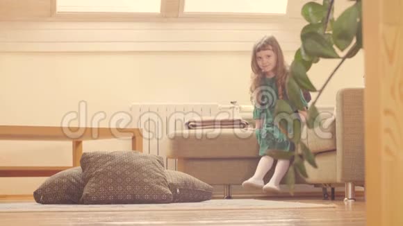 一个穿着漂亮绿色裙子带着玩具包的女孩视频的预览图