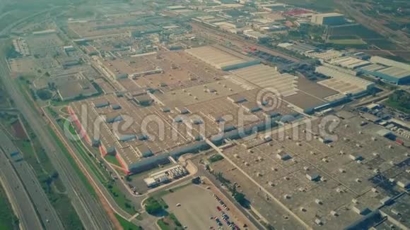 大工业综合体的鸟瞰图汽车厂视频的预览图
