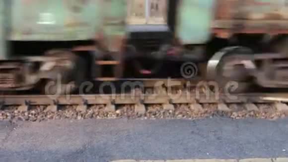 列车车轮沿轨道行驶特写视频的预览图