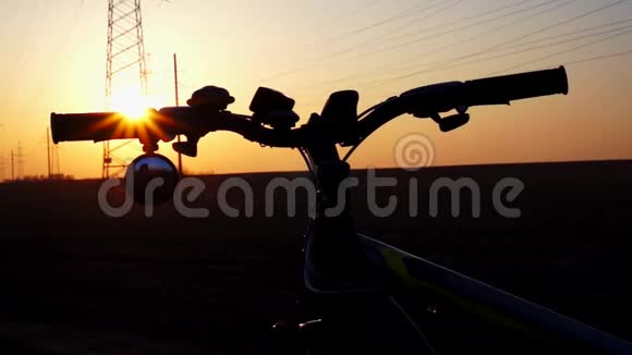 日落时的自行车剪影视频的预览图