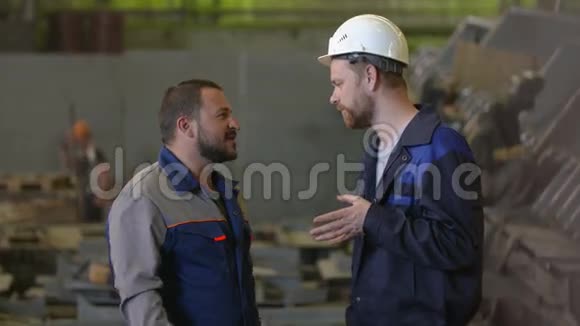 两位工程师讨论了重工业工厂的建设阶段焊工视频的预览图
