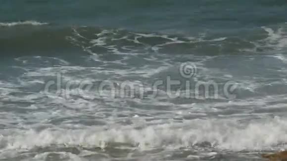 海浪拍打着岩石海岸美丽的南海波浪近景视频的预览图