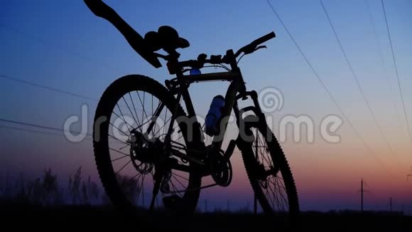 日落时的自行车剪影视频的预览图