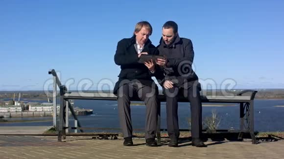 商人与平板电脑举行非正式会议视频的预览图