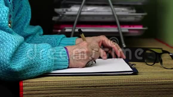 紧张的老妇人写字扔纸视频的预览图