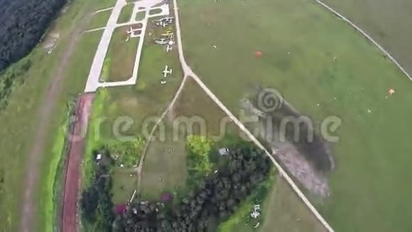 专业的跳伞运动员在空中降落降落在绿野之上身高视频的预览图
