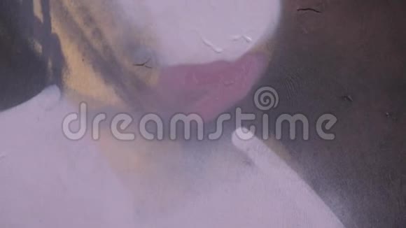 一只手带着喷雾罐在墙上画了一个新的涂鸦在木头上涂鸦的过程照片视频的预览图