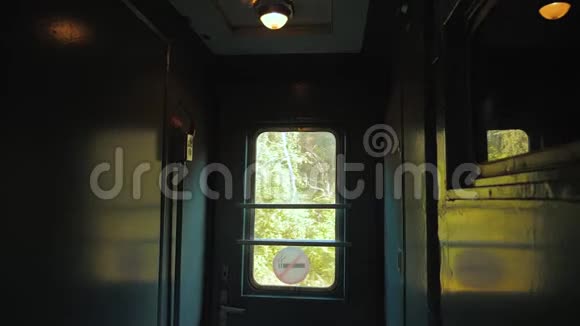 大厅走廊内铁路列车车窗灯从窗口亮起乘坐生活方式火车在火车上旅行的概念视频的预览图