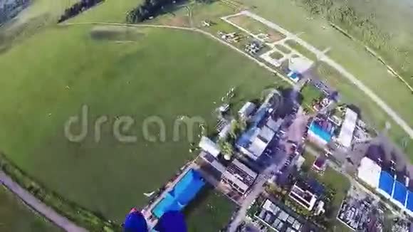 专业的跳伞运动员在特殊的领域降落降落伞晴天视频的预览图
