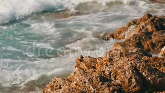 海浪拍打着岩石海岸美丽的南海波浪近景视频的预览图